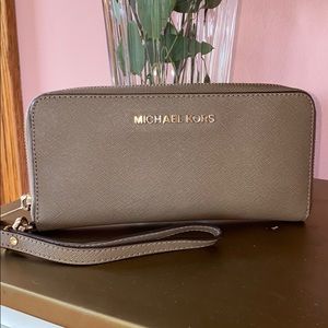 MICHAEL KORS Wristlet